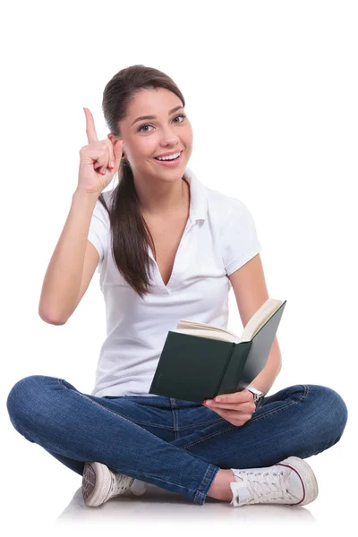 Casual woman sits & reads & has idea — Stock Photo, Image