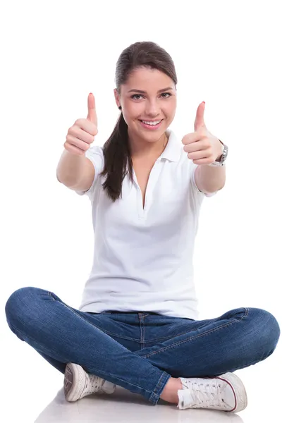 Casual woman sits & thumbs up — Stock Photo, Image