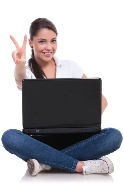 Mujer casual se sienta con el ordenador portátil y la victoria — Foto de Stock