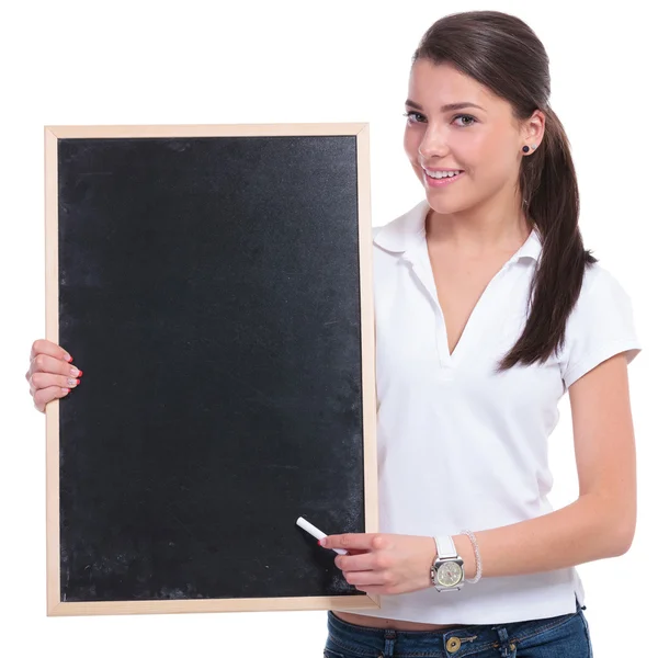 Casual vrouw presenteert op blackboard — Stockfoto