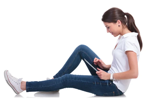 Lässige Frau am Boden mit Tablet — Stockfoto