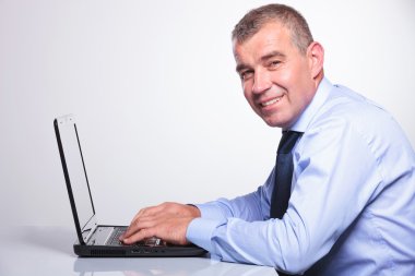 eski iş adamı onun laptop üzerinde çalışma