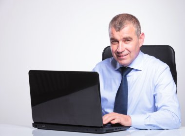 dizüstü bilgisayarda çalışan eski iş adamı