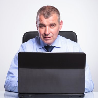 eski iş adamı laptop çalışma