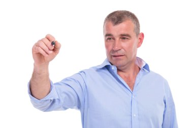 kurgusal ekranında rahat orta yaşlı adam yazıyor