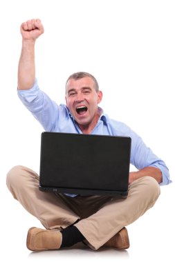 Casual yaşlı adam oturur ve laptop ile alkış