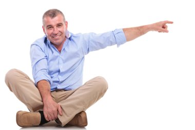 Casual orta yaşlı adam oturur ve noktaları