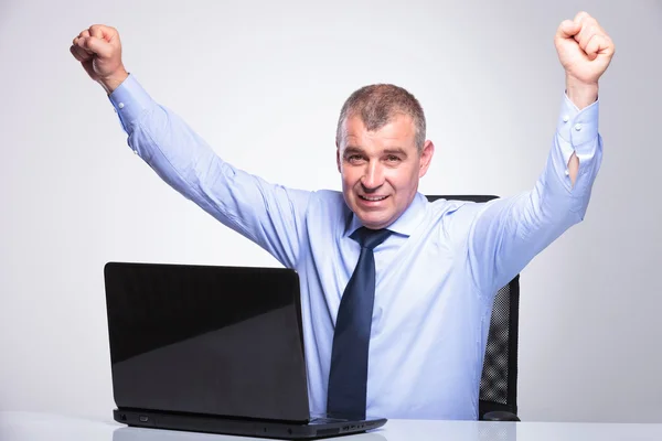 Viejo hombre de negocios vítores desde detrás de la computadora portátil — Foto de Stock