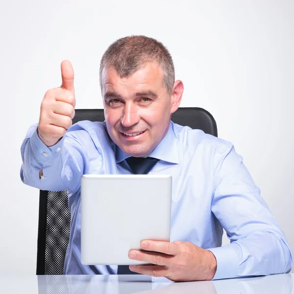 Old business man with pad shows thumb up — Stock Photo, Image