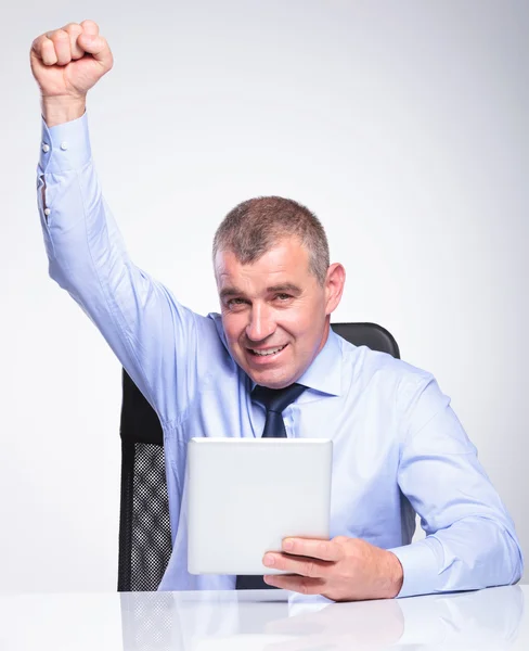Alter Geschäftsmann mit Tablet jubelt — Stockfoto