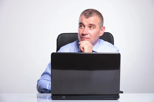 Homem de negócios sênior é pensativo no laptop — Fotografia de Stock