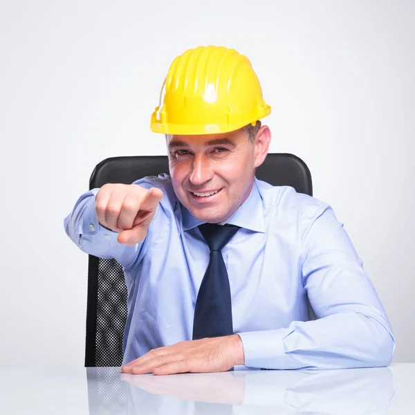 Old engineer at the desk points at you — Stock Photo, Image