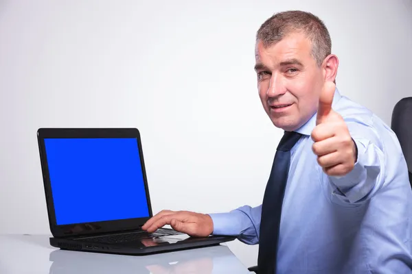 Viejo hombre de negocios muestra bien desde el ordenador portátil — Foto de Stock