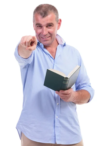 Casual uomo di mezza età con libro, puntando — Foto Stock