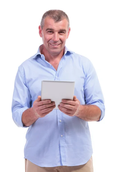 Casual middle aged man holds tablet — Stock Photo, Image