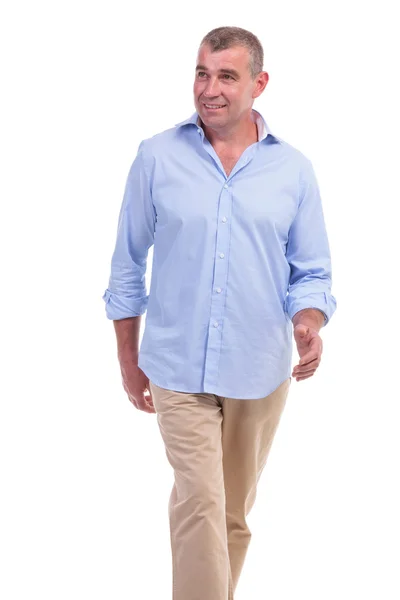 Случайный мужчина средних лет ходьба — стоковое фото