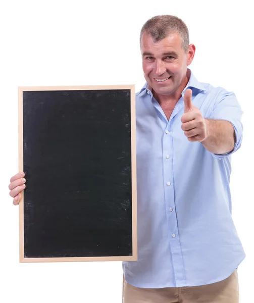 Lässiger Mann mittleren Alters hält Tafel — Stockfoto