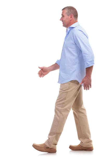 Casual midden oude mens wandeling — Stockfoto
