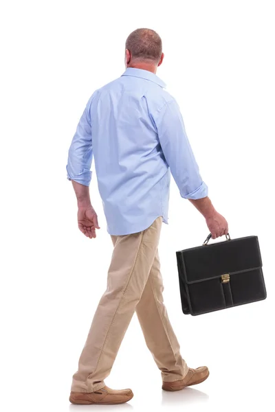 Casual homme d'âge moyen marche avec valise — Photo