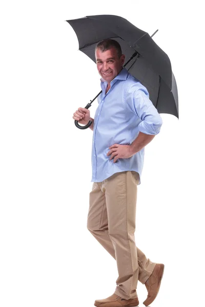 Homem de meia idade casual sob guarda-chuva — Fotografia de Stock