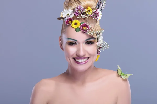 花作ると美しさの女性Krása ženy s květinovými make-upu — Stock fotografie
