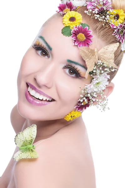 Beauté femme avec couronne sourit à la caméra — Photo