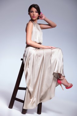 yüksek bir taburede poz güzellik kadın