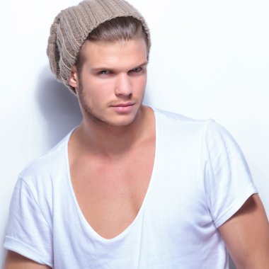 moda erkek şapkasıyla poz