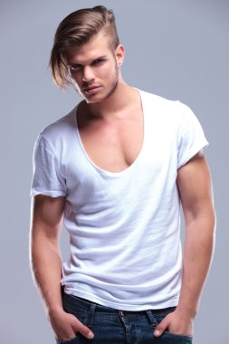 moda dostum ceplerinde iki eliyle