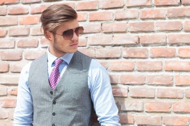 casual adam açık onun tarafına bakan