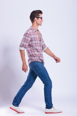 Casual adam önünde yürür