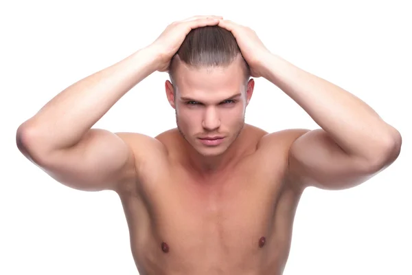 Topless moda mężczyzna z rąk na głowie — Zdjęcie stockowe