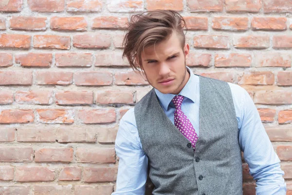 Hombre casual al aire libre con el pelo estropeado —  Fotos de Stock