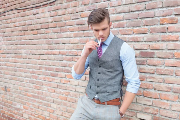 Homem casual com o cigarro olha para baixo — Fotografia de Stock