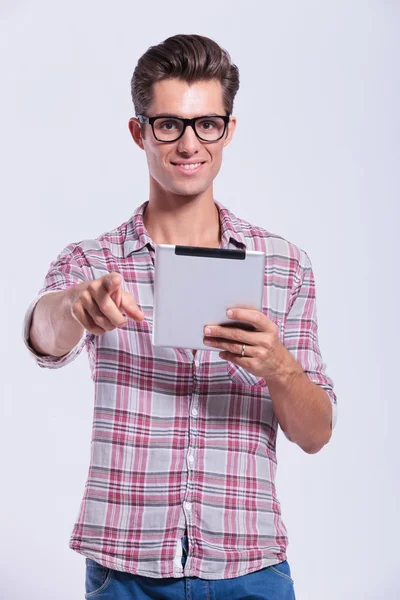 Casual man with pad points at you — Stock Photo, Image