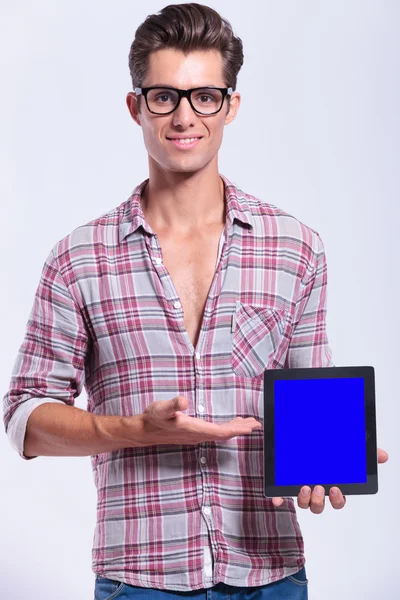 Homem casual apresenta seu tablet — Fotografia de Stock