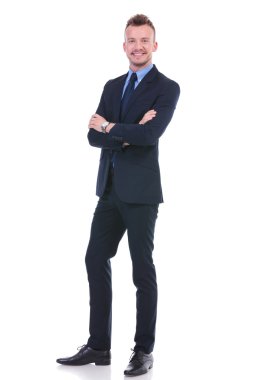 katlanmış silah ile ayakta iş adamı