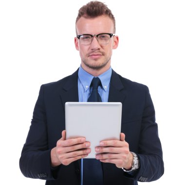 iş adamı bir tablet tutar