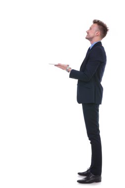 iş adamı onun tablet için birini gösterir.