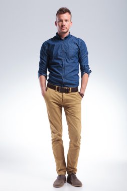 Casual adam elleri ceplerinde duran