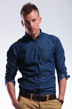 Casual adam closeup ile eller cebe