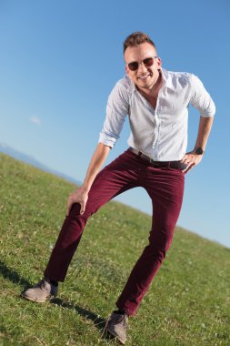 Casual adam açık dizlerinin üzerinde eğilir