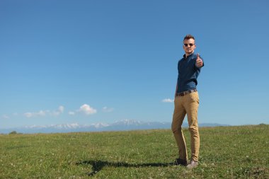 casual adam açık thums ortaya çıkıyor