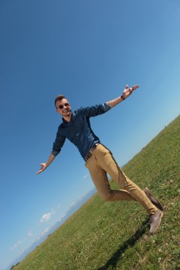 Omuzlarını yükselterek açık casual adam