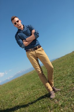 casual adam açık katlanmış silah ile standları