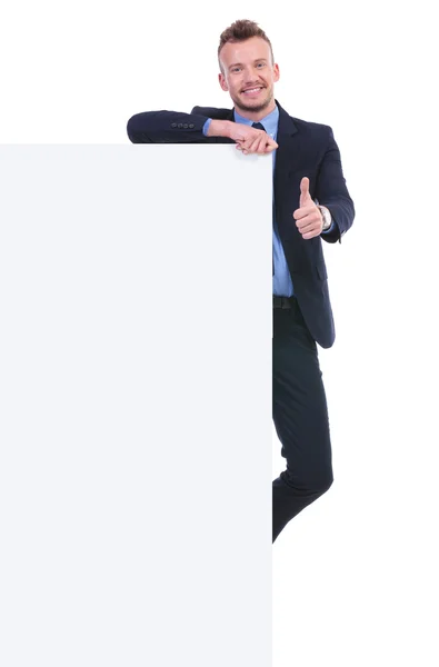 Hombre de negocios con paneles vacíos muestra ok — Foto de Stock