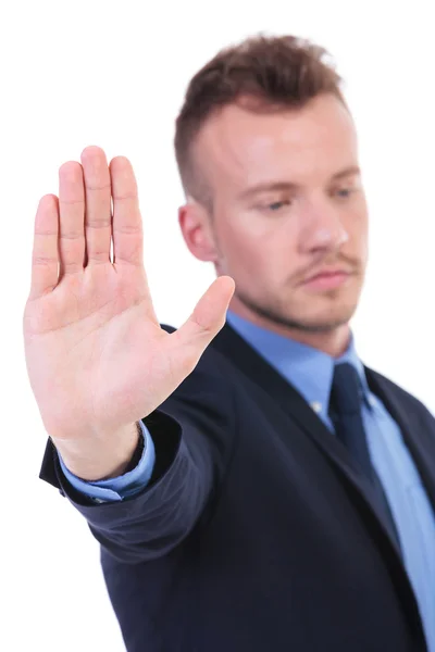 Zakenman toont u zijn palm — Stockfoto