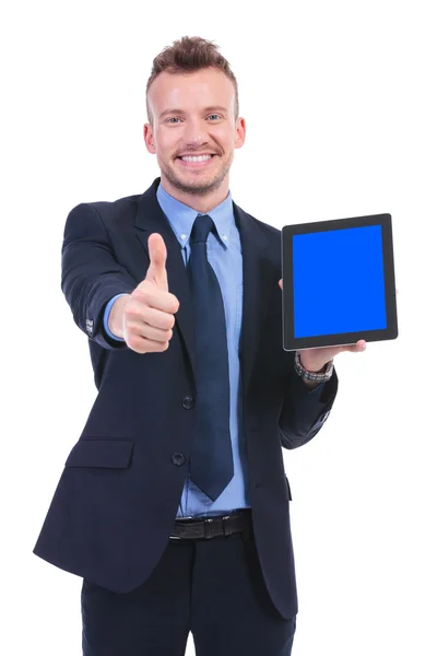 Homem de negócios mostra tablet e polegar para cima — Fotografia de Stock