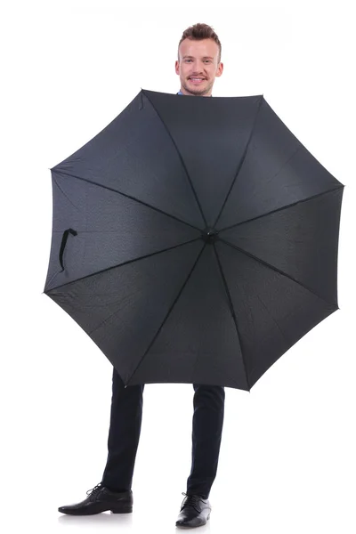 Homem de negócios fica atrás guarda-chuva aberto — Fotografia de Stock
