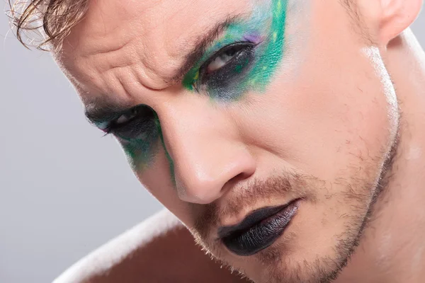 Lässiger Mann mit Make-up starrt in die Kamera — Stockfoto